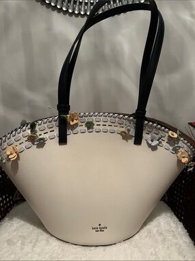 NWT kate spade cream  large tote with  navy yhandles and floral accents